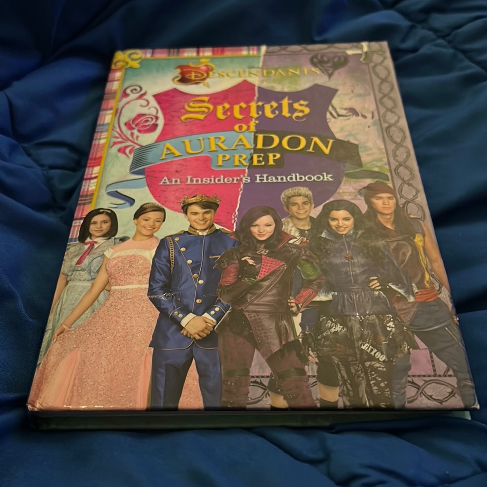 ISBN: 978-0-7944-3497-7 Descendants-Secrets of Auradon Prep.